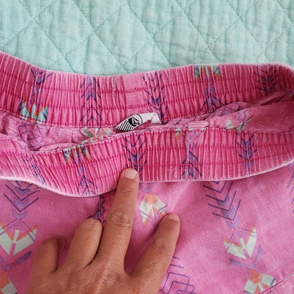 Volcom cottons pink cute shorts - Picture 2 of 4